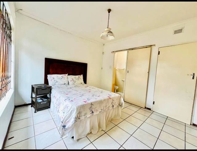 3 BEDROOM HOUSE FOR SALE IN BISLEY